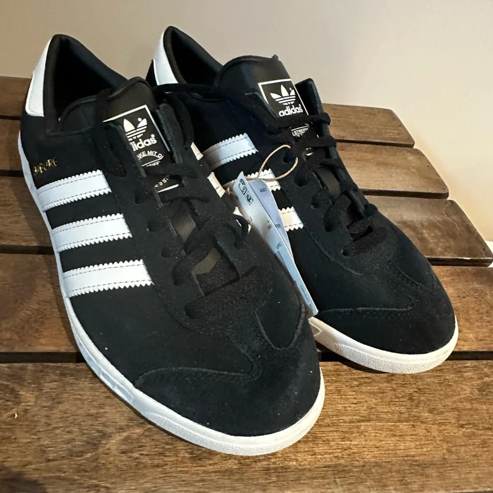 ADIDAS Hamburg Unisex Women's size 8 1/2 & Men's size 6 1/2 Black & White NEW🖤🤍👟